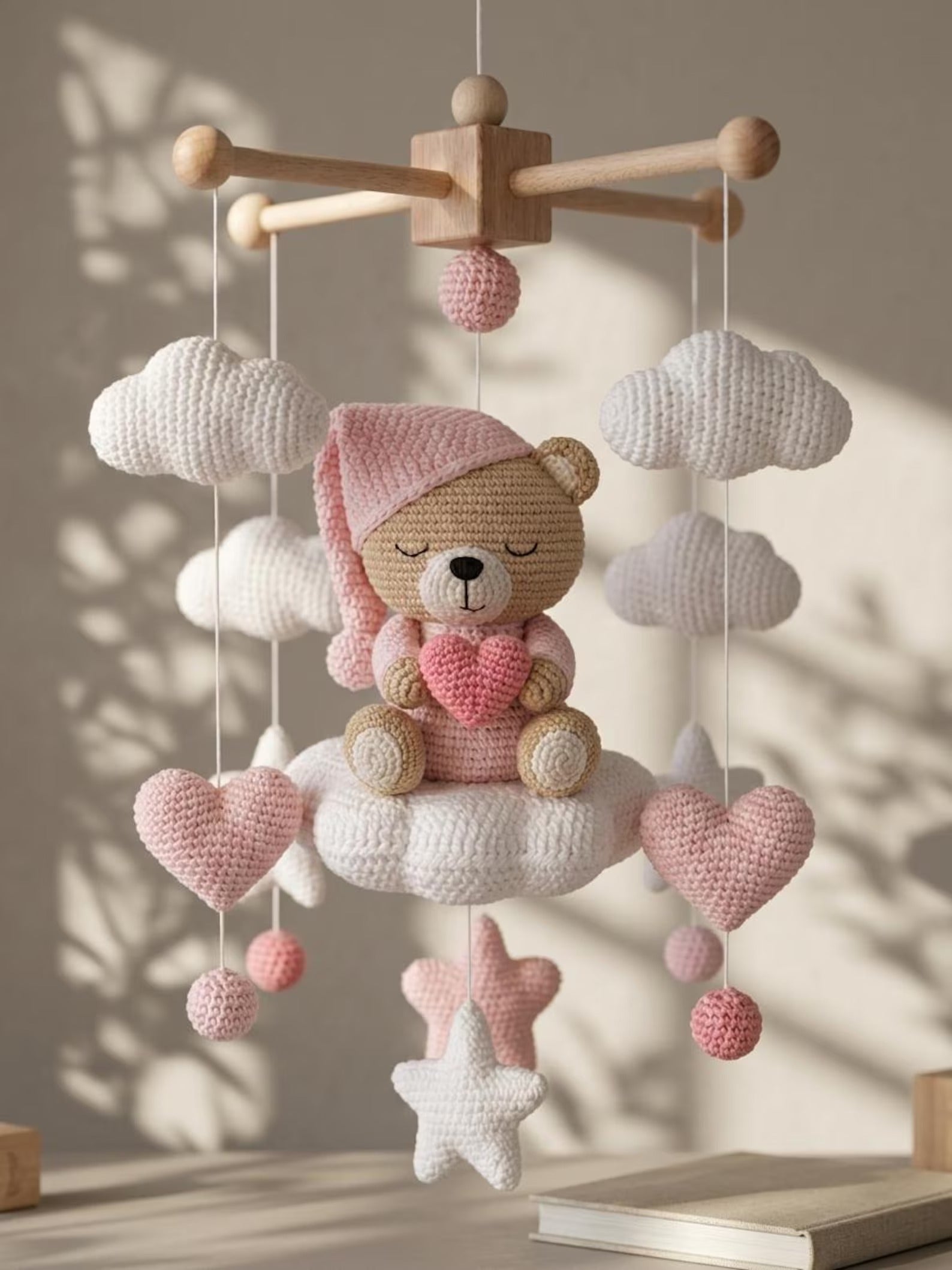Handgefertigtes Häkel-Bär-Baby-Mobile, Schlafendes Bär-Kinderzimmer-Mobile, Gehäkelte Sterne und Wolken, personalisiertes Babyzimmer-Dekor-Geschenk